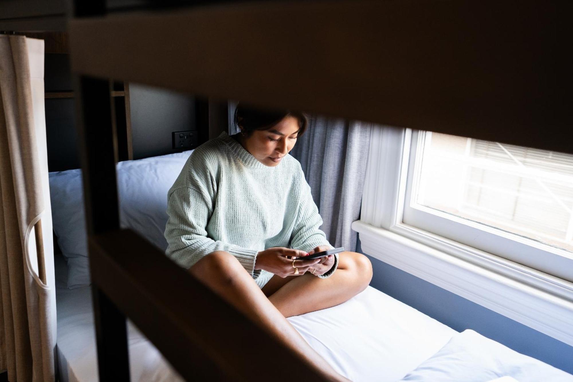 Hostel Haka House Rotorua Exterior foto A woman sitting on a bunk bed