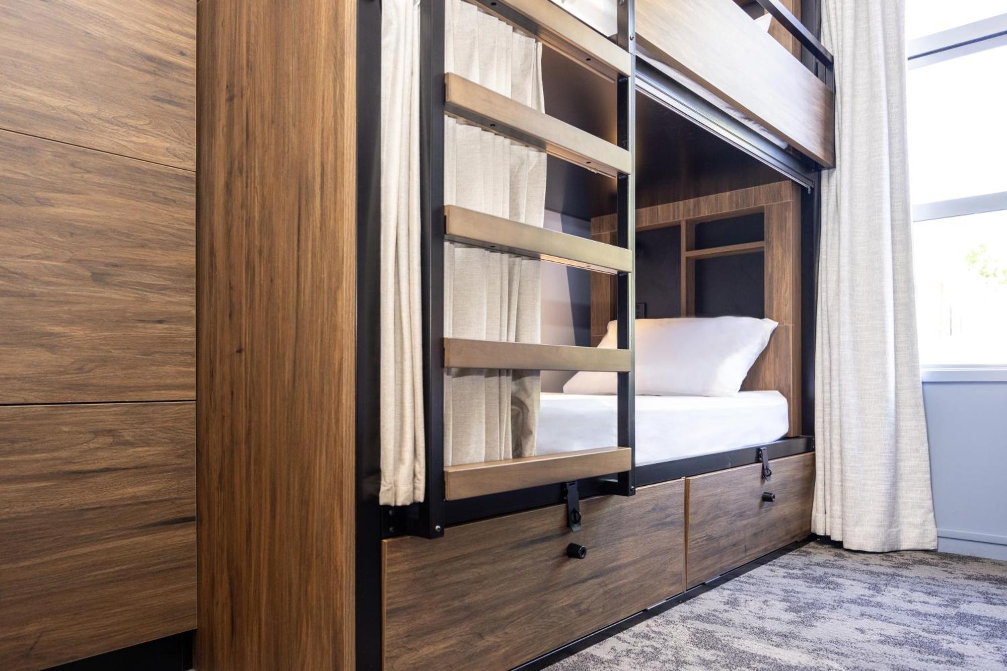 Hostel Haka House Rotorua Exterior foto A bunk bed with a ladder