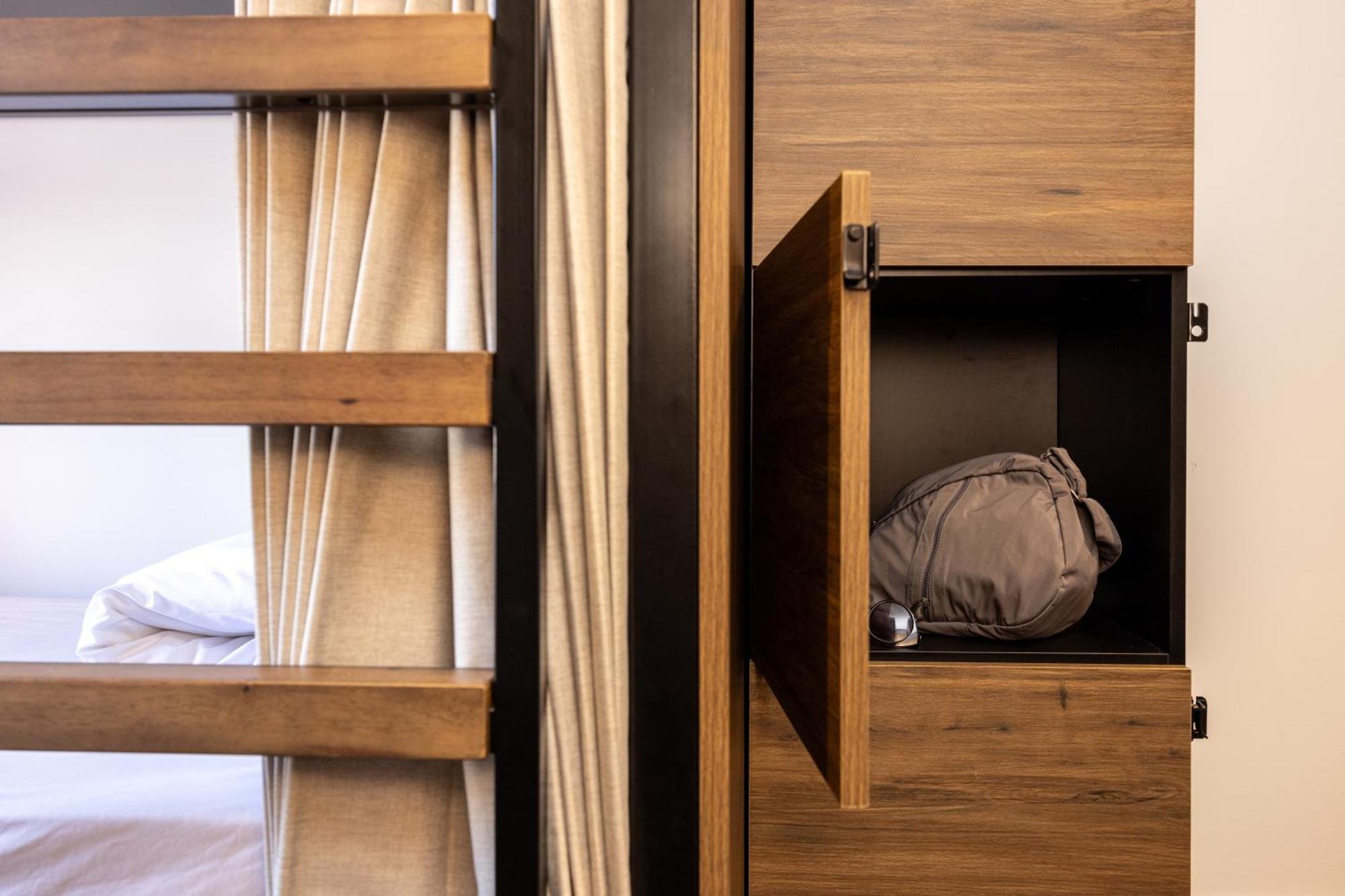 Hostel Haka House Rotorua Exterior foto A capsule hotel in Tokyo