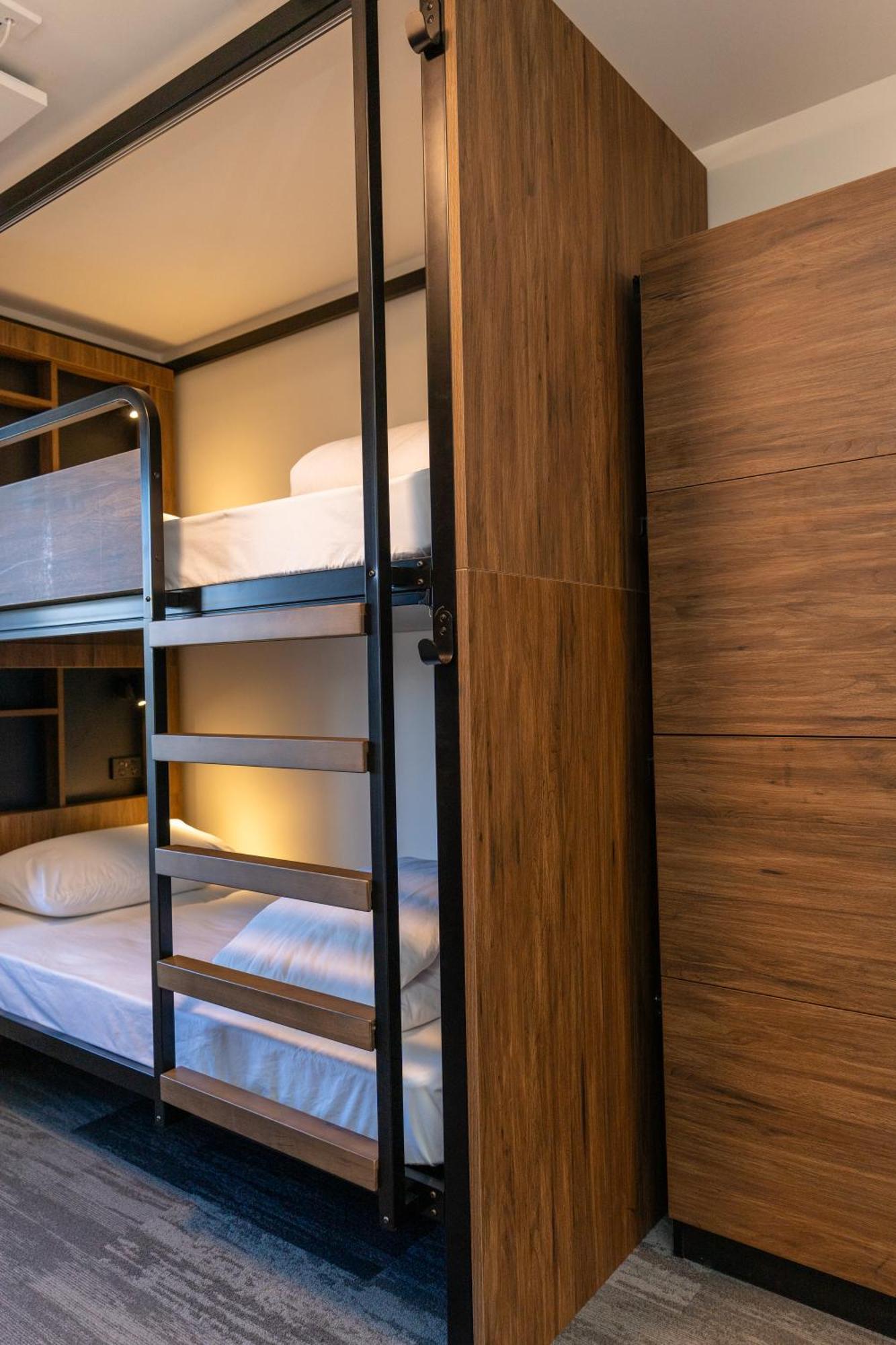 Hostel Haka House Rotorua Exterior foto A bunk bed in a capsule hotel