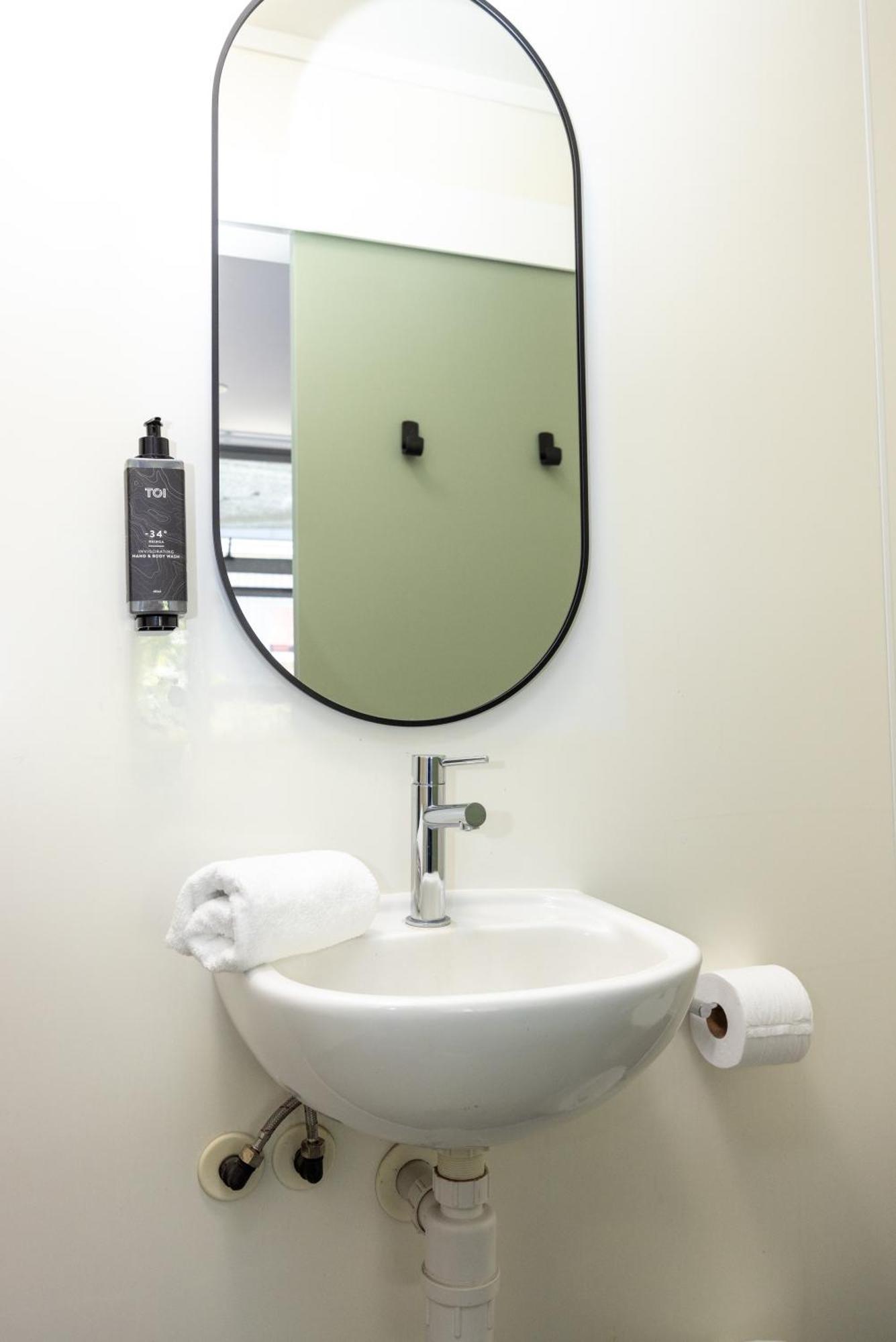Hostel Haka House Rotorua Exterior foto A bathroom in a hotel